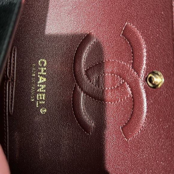 Chanel Classic Medium in Caviar Leather with gold chain - Picture 3 of 9